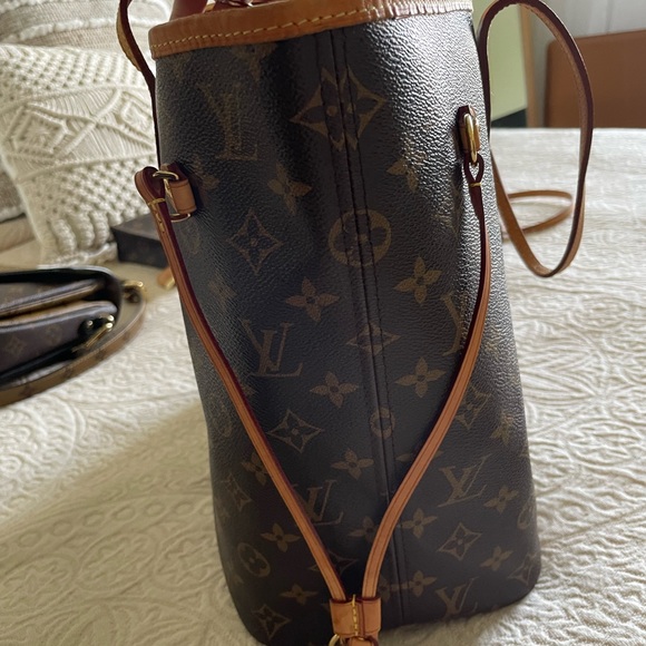 Louis Vuitton Neverfull MM Cerise - Picture 12 of 16